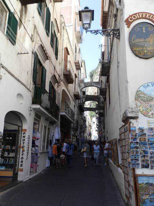 Amalfi: storia e fascino dell'antica Repubblica marinara 12 la via principale del borgo marinaro