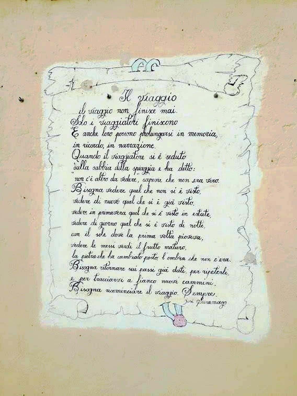 Il testo della poesia "Il viaggio" scritto su un foglio con decorazioni colorate, attaccato a una parete beige, rappresenta un valore letterario e motivazionale, ideale per un blog di appunti e riflessioni.