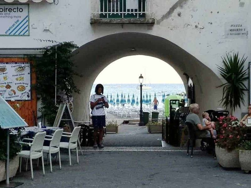 Atrani, la più piccola città del sud Italia: cosa vedere, storia e curiosità 5 Vista di un arco, entrata di Atrani