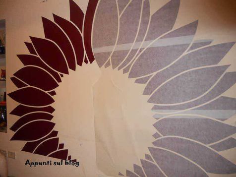 Camaleon wallstickers, adesivi murali per ambienti glamour 4 Vassoio in legno decorato con motivi a foglia in bianco e marrone, perfetto per arredare ambienti moderni e naturali. Ideale come elemento decorativo o supporto per oggetti di design.