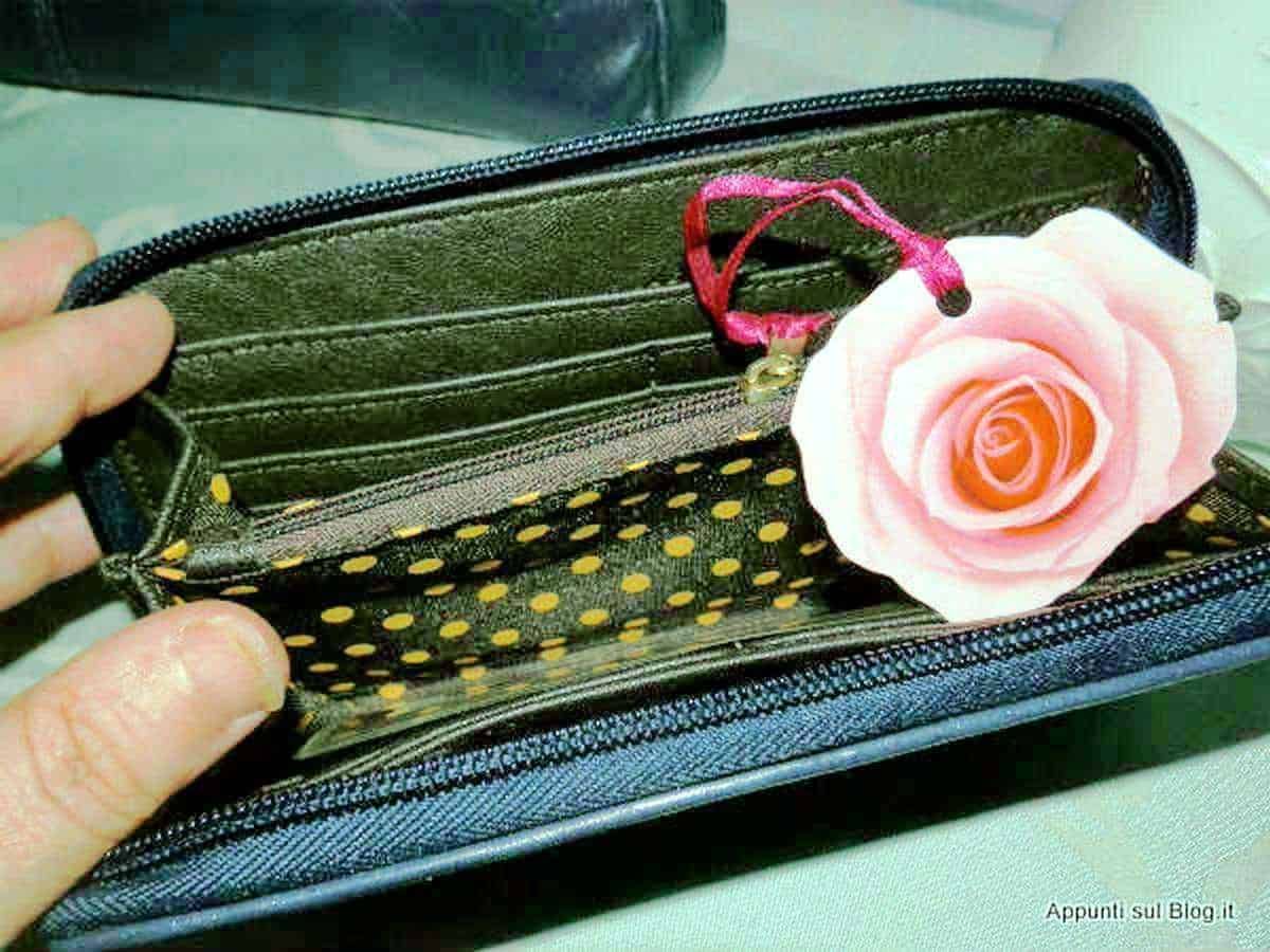 Borsa donna in pelle blu con dettagli in metallo, elegante borsa per occasioni speciali e uso quotidiano.
