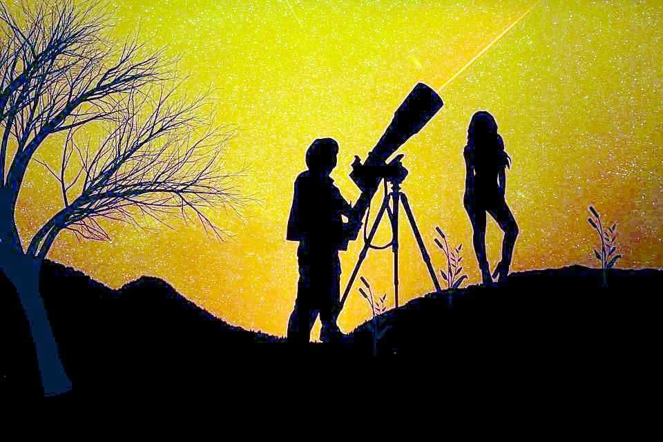 Osservatori astronomici al tramonto con telescopi e due persone che ammirano il cielo stellato, scena serale immersa nella natura, ideale per appassionati di astronomia e fotografia notturna.
