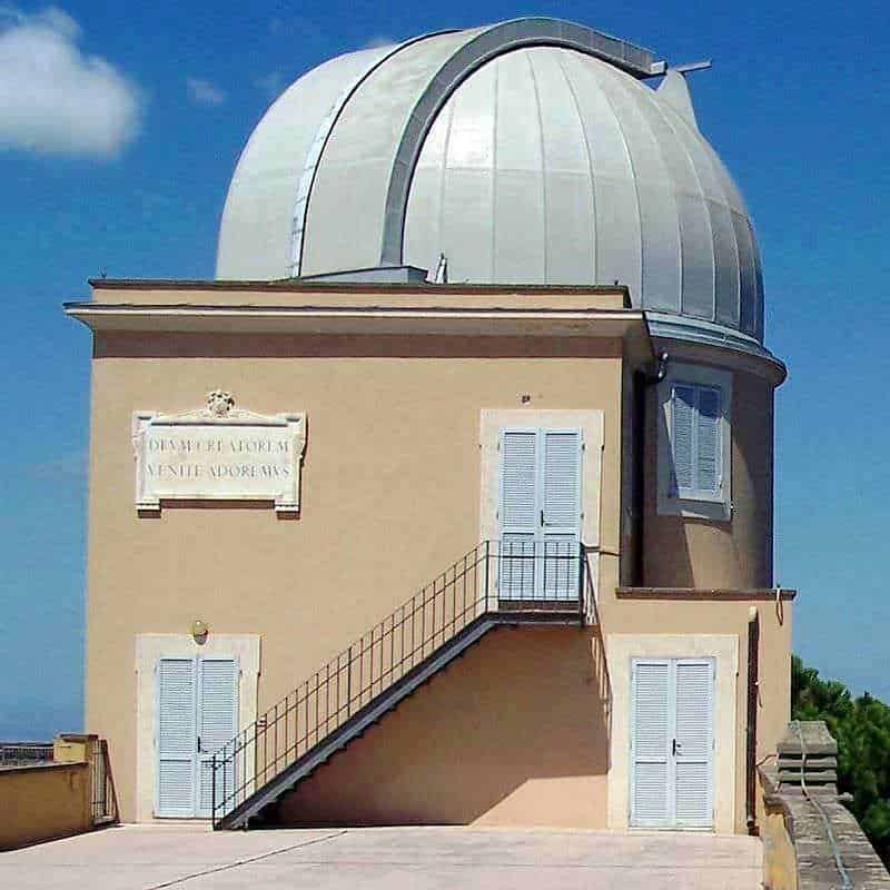 Osservatorio astronomico con cupola bianca, edificio storico con scale esterne e panchine, cielo sereno, approfondimenti su appuntamentisulblog.it per appassionati di astronomia e tecnologia futura.