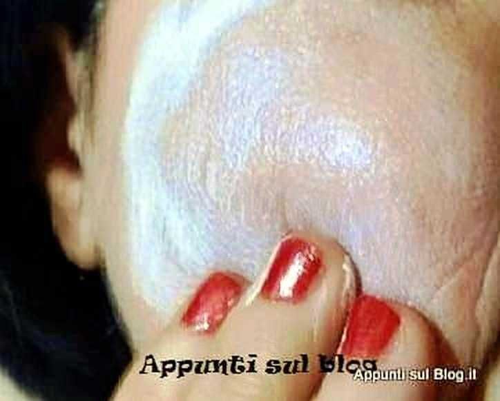 Pelle umana, cura della pelle, bellezza e skincare, mani con smalto rosso, prima infanzia, cura della pelle naturale.