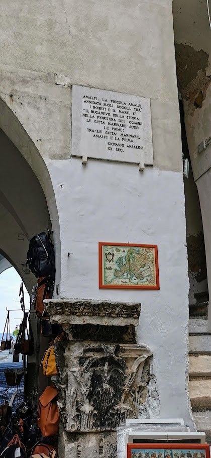 Targa commemorativa sulla porta romana