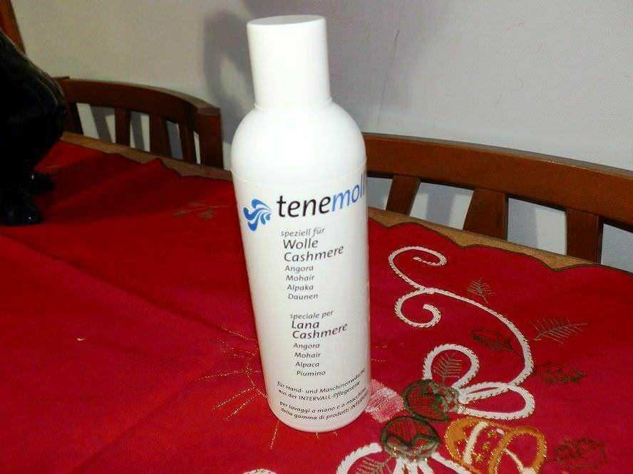 Tenemol bottiglia di detersivo per lana e cashmere, detergente delicato per capi in cashmere, angora, mohair, alpaca, moquere, confezionato in una bottiglia bianca con etichetta blu e nera.