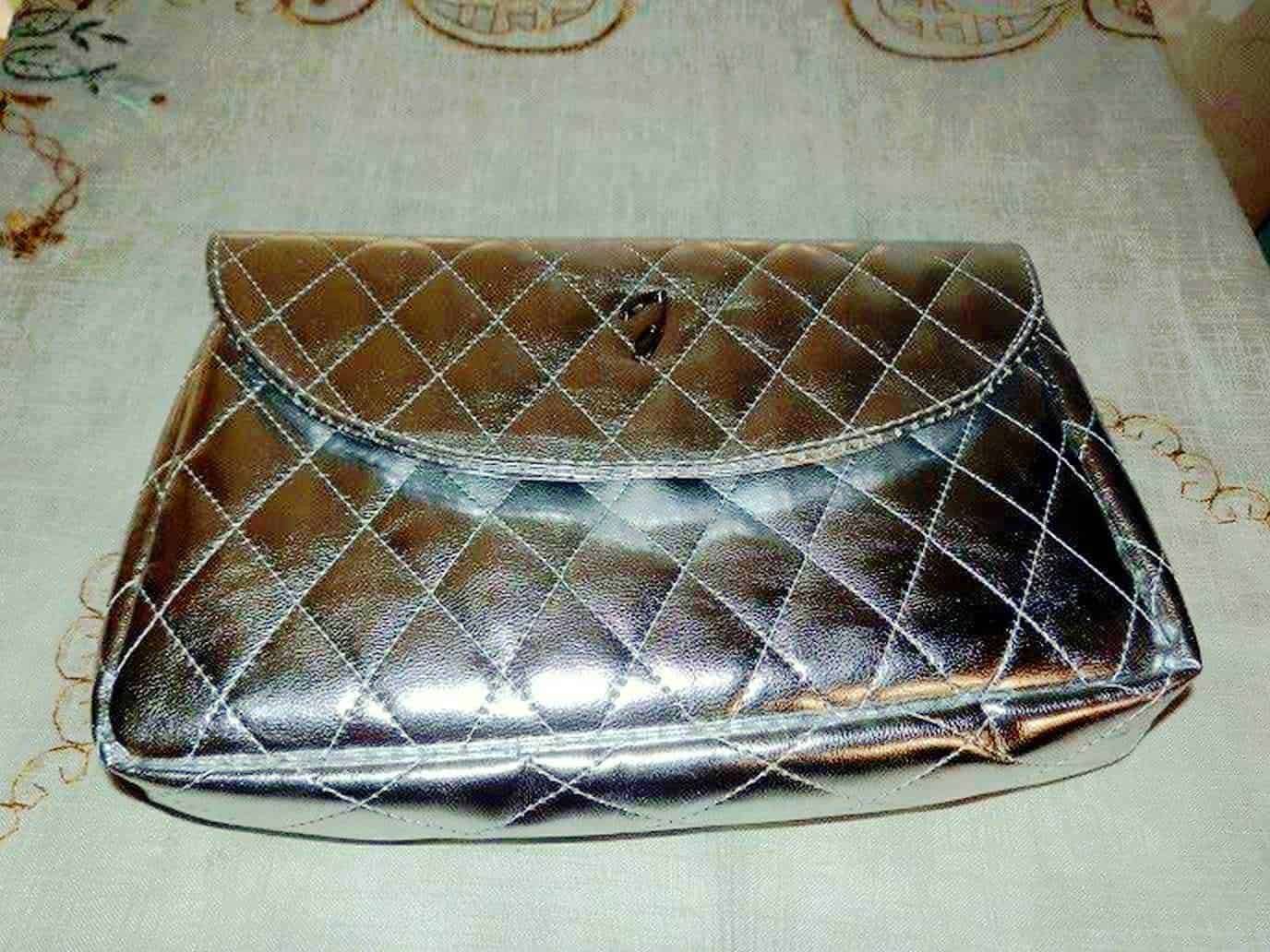 Foglietto di argento con motivo a quadri, porta cosmetici o borsetta elegante e lucente. Perfetto come accessorio moda femminile per occasioni speciali o uso quotidiano.