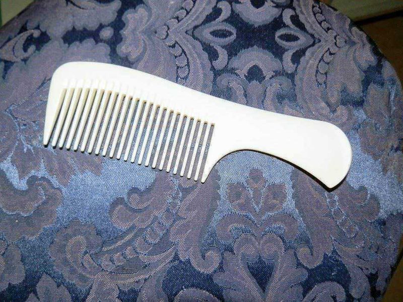 Janeke 1830 accessori moda Vintage 6 Combs for hair, white plastic detangling comb on blue floral fabric background, hair grooming accessories, hair care tools, personal grooming products.