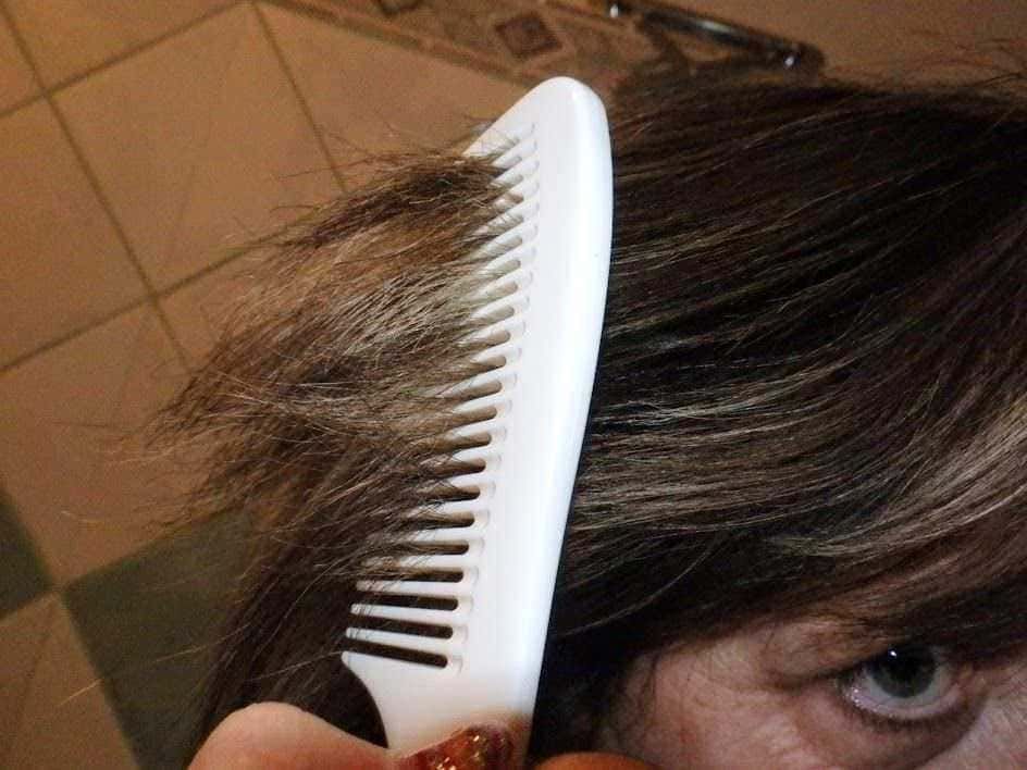 Spazzola per capelli con doppio lato per districare e acconciare, cura dei capelli, brushing e styling, natura, bellezza, attrezzi per parrucchieri.