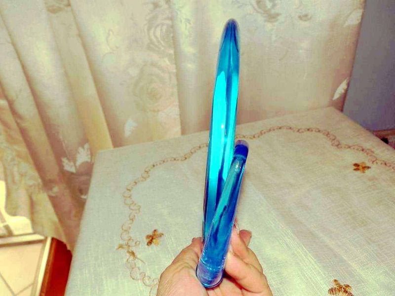 Janeke 1830 accessori moda Vintage 15 Luce blu fluorescente in un bicchiere di vetro trasparente tenuto in mano.