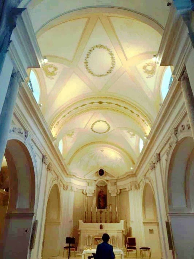 Monte Gelbison e Vallo della Lucania 8 Dolce soffitto barocco con affreschi dorati e archi eleganti in una chiesa storica italiana. Interior decorato con dettagli artistici e illuminazione soffusa che crea un’atmosfera sacra e raffinata.