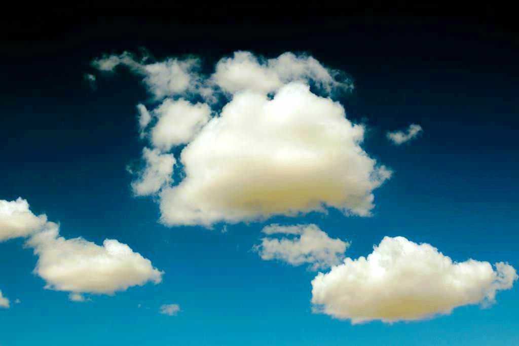 Nuvole bianche e soffici nel cielo azzurro, rappresentano la tranquillità e la bellezza della natura. Immagine di nuvole compatte e leggere, ideale per articoli su meteorologia, natura e paesaggi atmosferici.