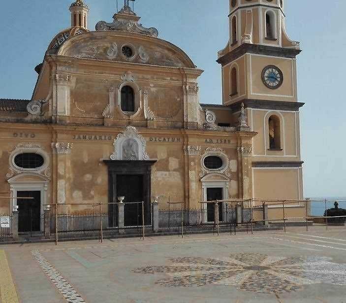 Chiesa storica con architettura barocca e torre dell'orologio, situata in un paese italiano, perfetta per appunti di viaggio e approfondimenti culturali.