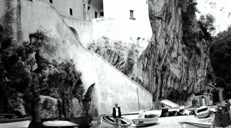 Praiano e Furore: borghi color pastello della Costiera Amalfitana 10 Filemigliorata1.jpg, Immagine di un paesaggio urbano con rocce e case storiche, rappresenta l'arte e l'architettura italiana, ideale per contenuti di blog su viaggi e cultura italiana, con focus su patrimonio storico e architettura.