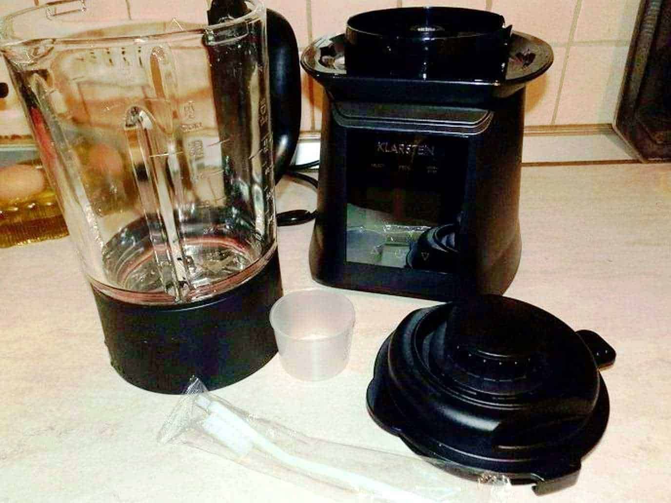 Lavateira elettrica con bicchiere, accessori e integrata in una cucina domestica, ideale per spremere frutta, preparare succhi freschi e salutari in modo semplice e veloce.