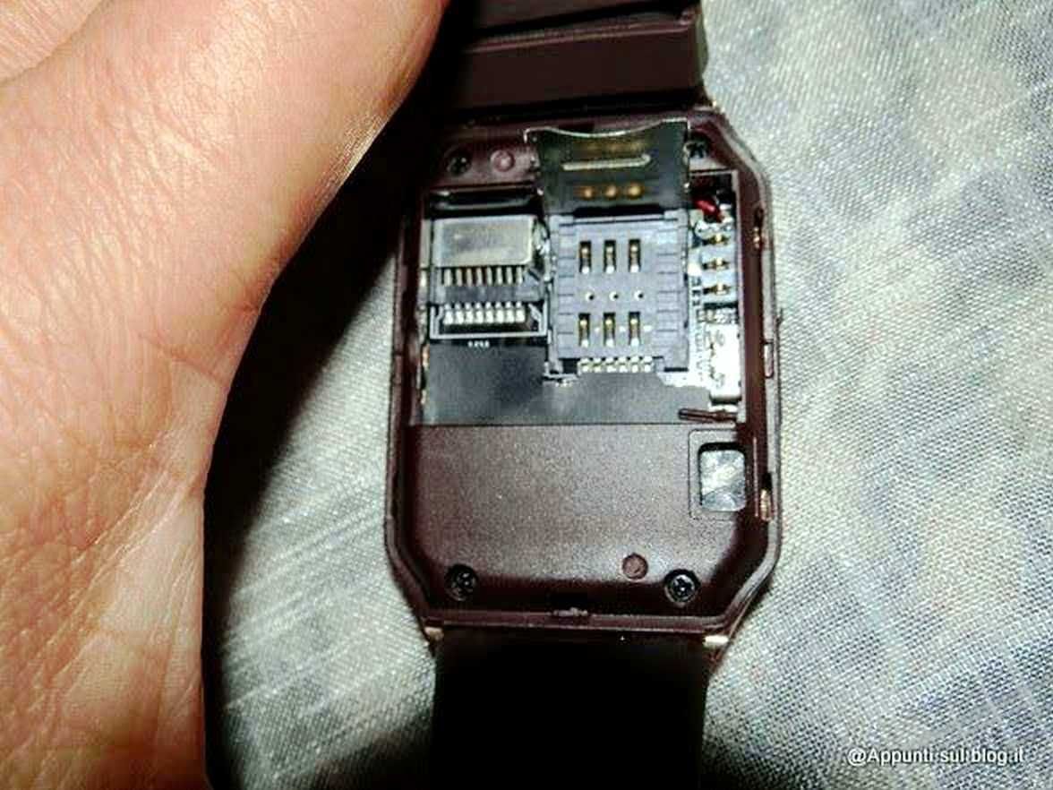 Scheda madre di un orologio smartwatch con circuiti e componenti elettronici, vista dettagliata della parte interna.