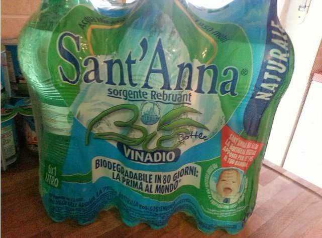 Sant'Anna acqua minerale naturale in bottiglia, fonte di idratazione pura e biodegradabile, ideale per il benessere quotidiano, produzione sostenibile in bioplastica.
