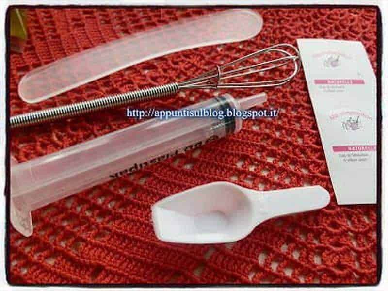 Pentola a pistoni, strumenti da cucina in plastica e metallo su sfondo rosso, dettagliato e professionale.