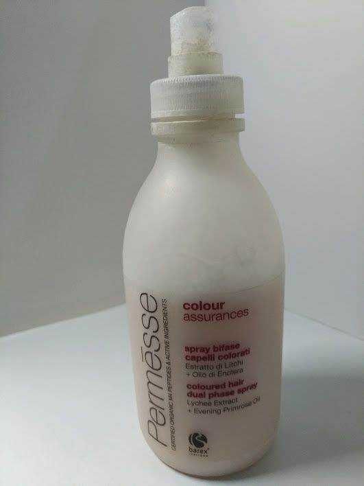 Bobina di spray per capelli colorati, prodotto per la colorazione dei capelli, con estratto di lilas e protezione del colore, ideale per capelli colorati, contenitore bianco con etichetta rossa e testo informativo.
