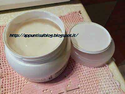 Crema viso idratante naturale in vasetto, cura della pelle, cosmetici biologici, prodotto di bellezza per viso morbido e luminoso, skincare naturale, ingredienti biologici e sostenibili.