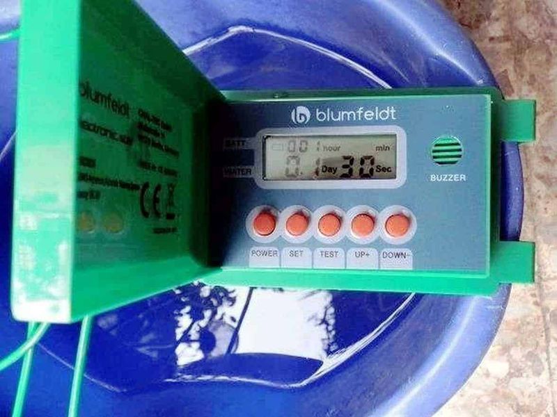 Blumfeldt Aquanova: come irrigare le piante in vacanza 3 Rilevatore timer digitale Blumfeldt con display LCD e pulsanti di controllo, utilizzato per la gestione di irrigazioni o sistemi di irrigazione automatici.