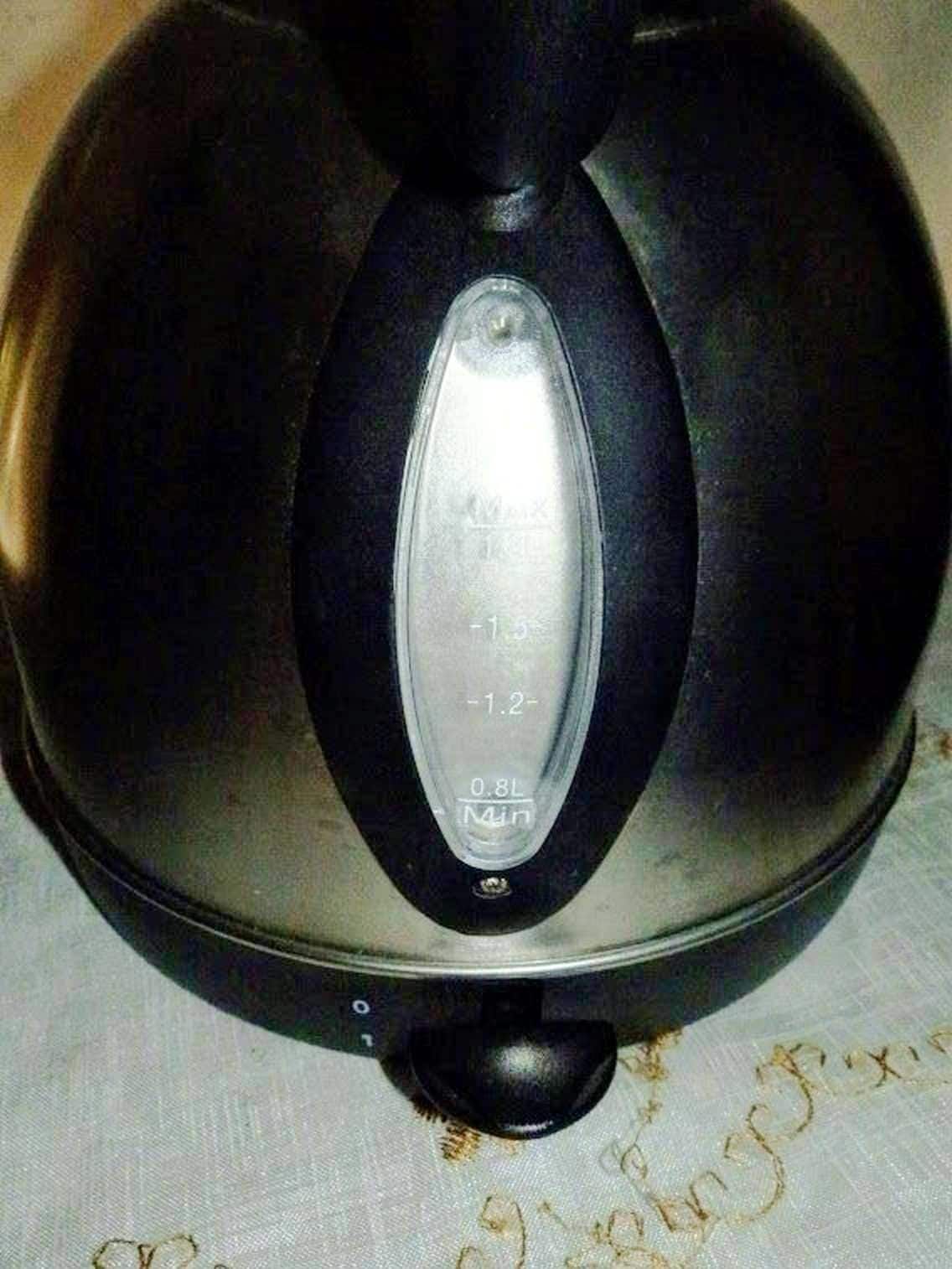 Metallo Caffettiera moka nera con indicatore livello acqua, vista dall'alto, oggetto per preparare il caffè espresso.