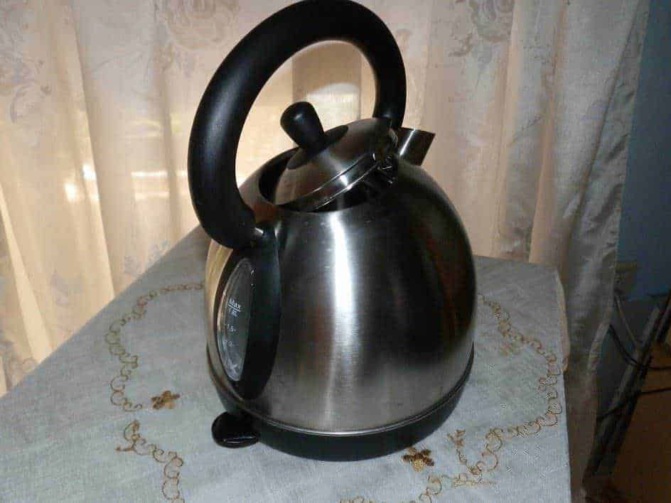 Kettler elettrica in acciaio inossidabile per cucina e casa, alta qualità e potente, ideale per preparare tè e infusi. Perfetta come elemento di arredo funzionale e moderno. Requisiti domestici e culinari.