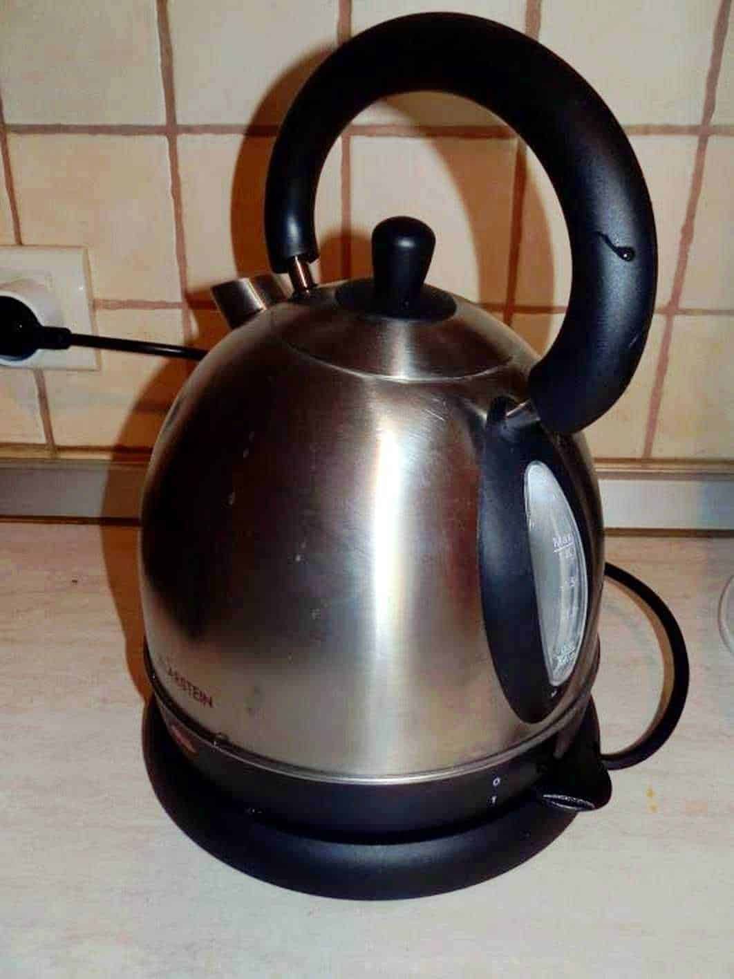 Botto in acciaio inox con manico nero e spegnimento automatico, ideale per bollire l'acqua e preparare tè o altre bevande calde. Design compatto e pratico, facile da usare e da pulire.