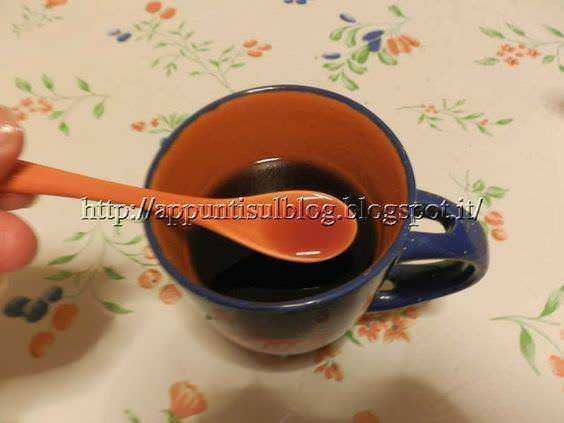 Erbe aromatiche e camomilla in bustina di infusione alimentare su sfondo nero, con bordo decorativo floreale colorato, immagine promozionale per prodotti naturali e tisane aromatiche.