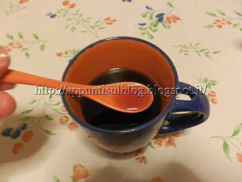 Breseghello infusi speciali per una fresca bevanda 8 Erbe aromatiche e camomilla in bustina di infusione alimentare su sfondo nero, con bordo decorativo floreale colorato, immagine promozionale per prodotti naturali e tisane aromatiche.
