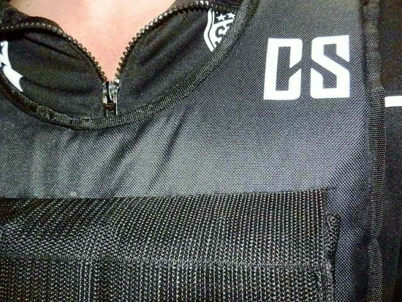 Zaino nero con zip, logo CS bianco, dettagli tessuto resistente, sacca per laptop e tasche multiple, ideale per studenti e professionisti appunti sul blog.