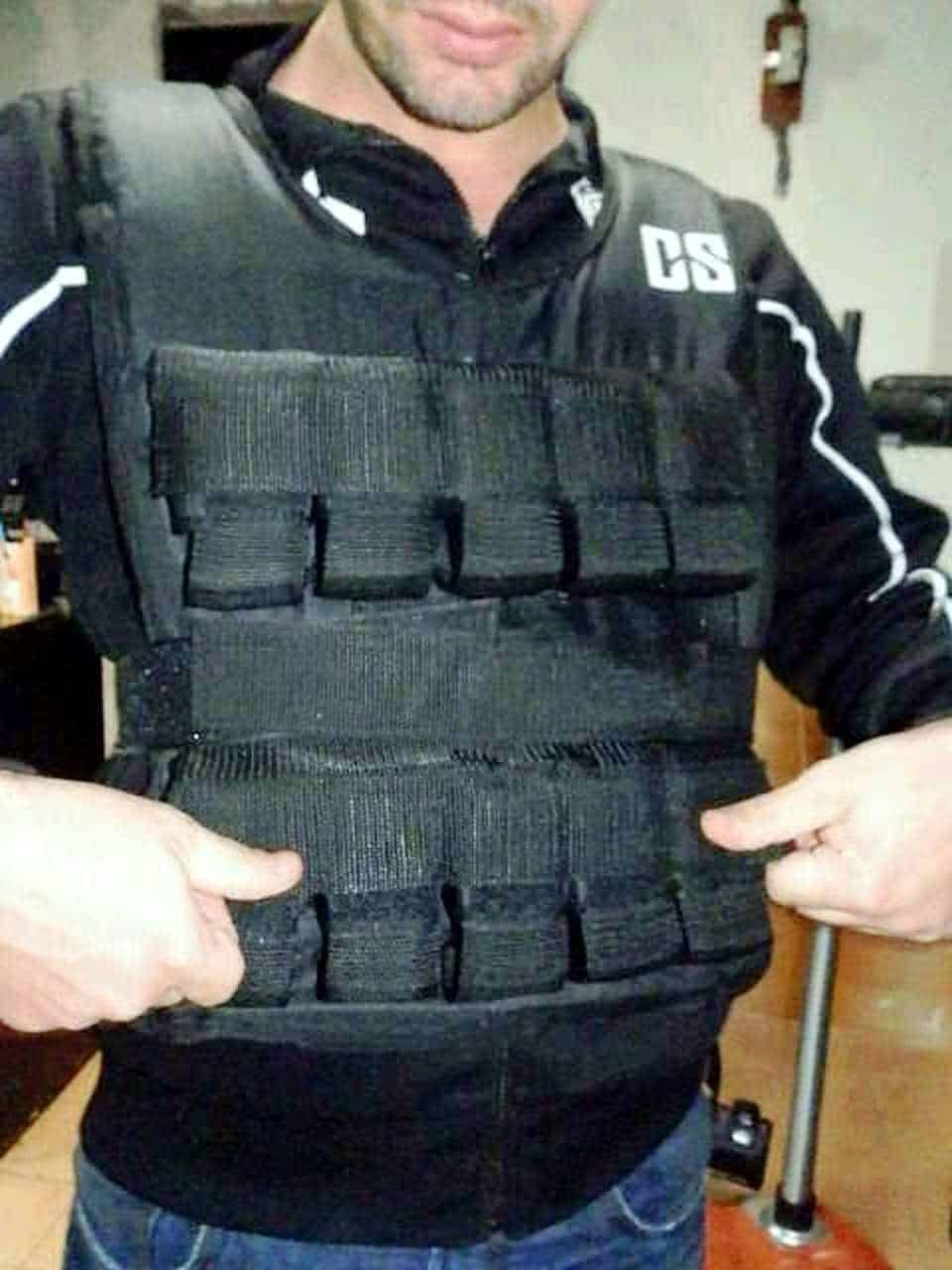 Corpetto tattico nero con cinghie e tasche porta attrezzature, abbigliamento militare o da police. Ottimo per operazioni di sicurezza e forze speciali.