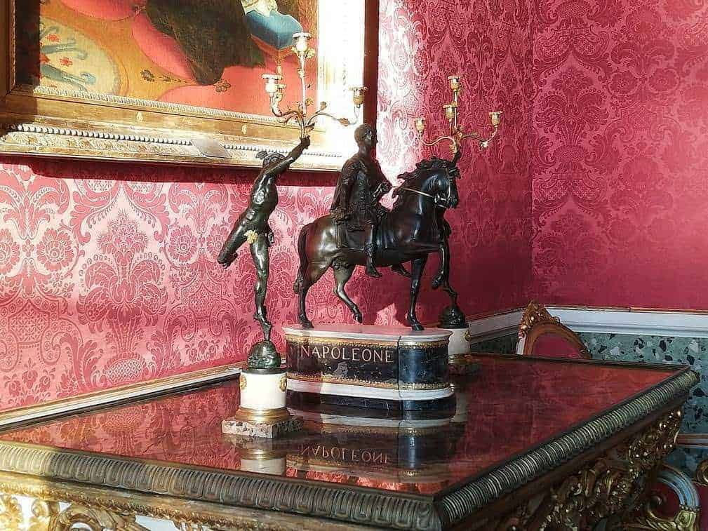 Antico stile napoleone con statua equestre e decorazioni in oro, presso appunti sul blog.