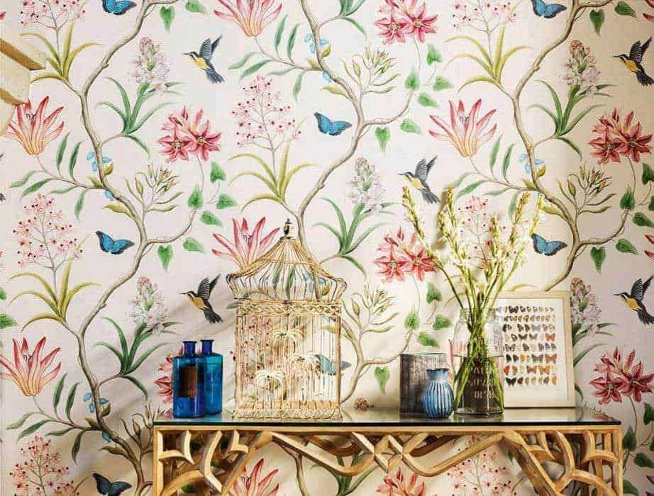 - ornamento decorativo con fiori e farfalle su parete, stile boho chic, interior design, wallpaper floreale, decorazione artistica.