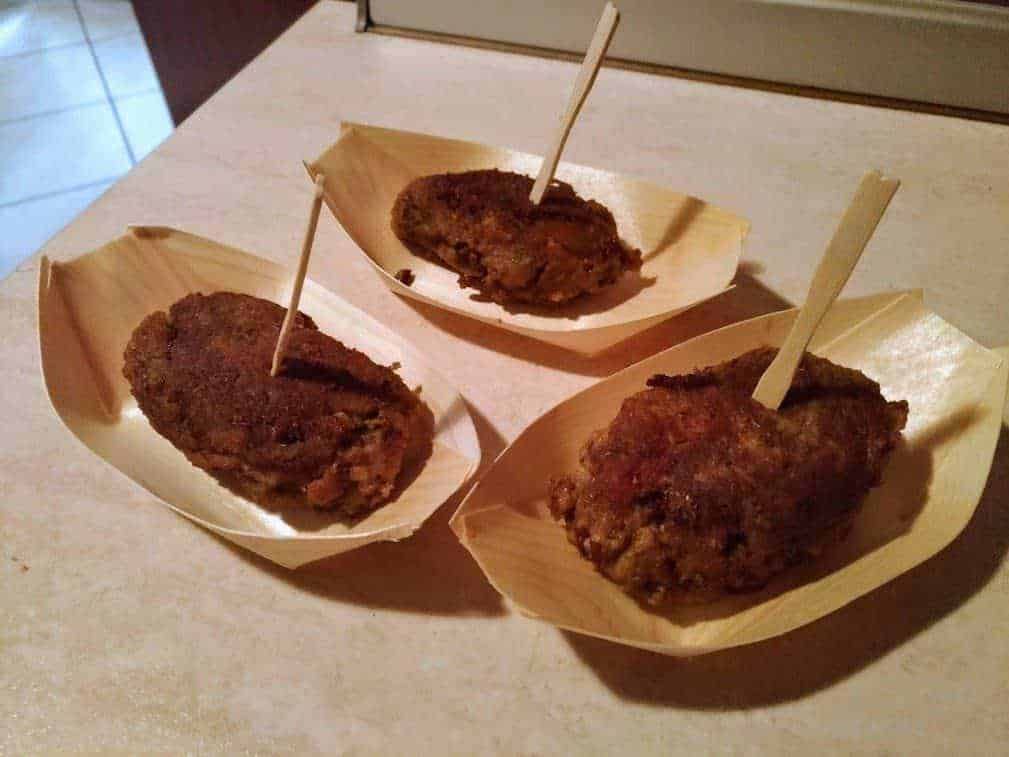 Frittura di carne, crocchette di pollo, snack in stile street food, antipasto italiano, cucina tradizionale, appunti sul blog, ricetta casalinga, finger food, specialità italiana, porzioni di carne, delizia croccante, piatti tipici italiani, cibo da strada, preparazione di carne, presentazione originale, morso di gusto, antipasti sfiziosi, ricette italiane, cibo genuino, piacere gastronomico, lampo di sapore.