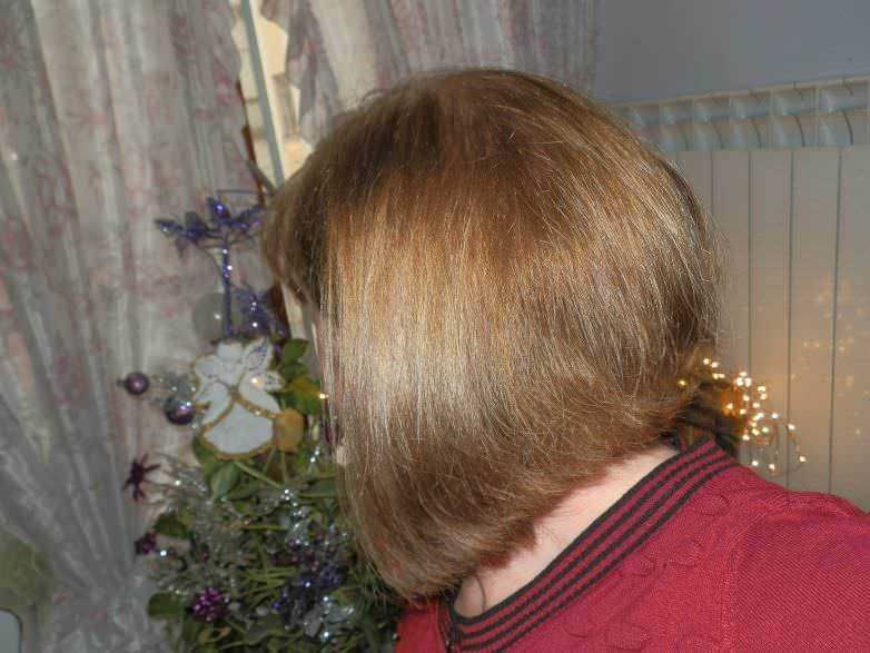 Creme per capelli in confezione elegante, ricca di trattamenti professionali, ideali per styling e cura dei capelli, perfetta per parrucchieri e uso domestico.