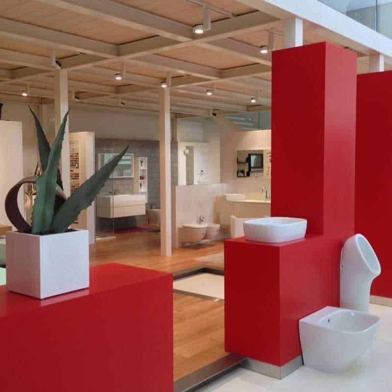 GAIVI Showroom Estetica e design in bagno 2 GAIVI Showroom: Piante di design in bagno, arredo bagno moderno con tocco innovativo e decorativo, proporzioni armoniose e stile minimalista per un ambiente elegante e funzionale, dettagli di interior design per spazi di stile.