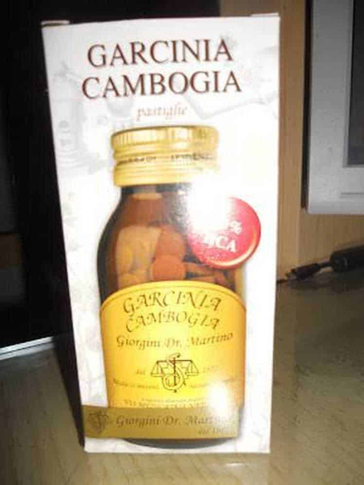 Garcinia Cambogia integratore naturale per la perdita di peso, in bottiglia con etichetta gialla, immagine di un prodotto di supplemento alimentare.