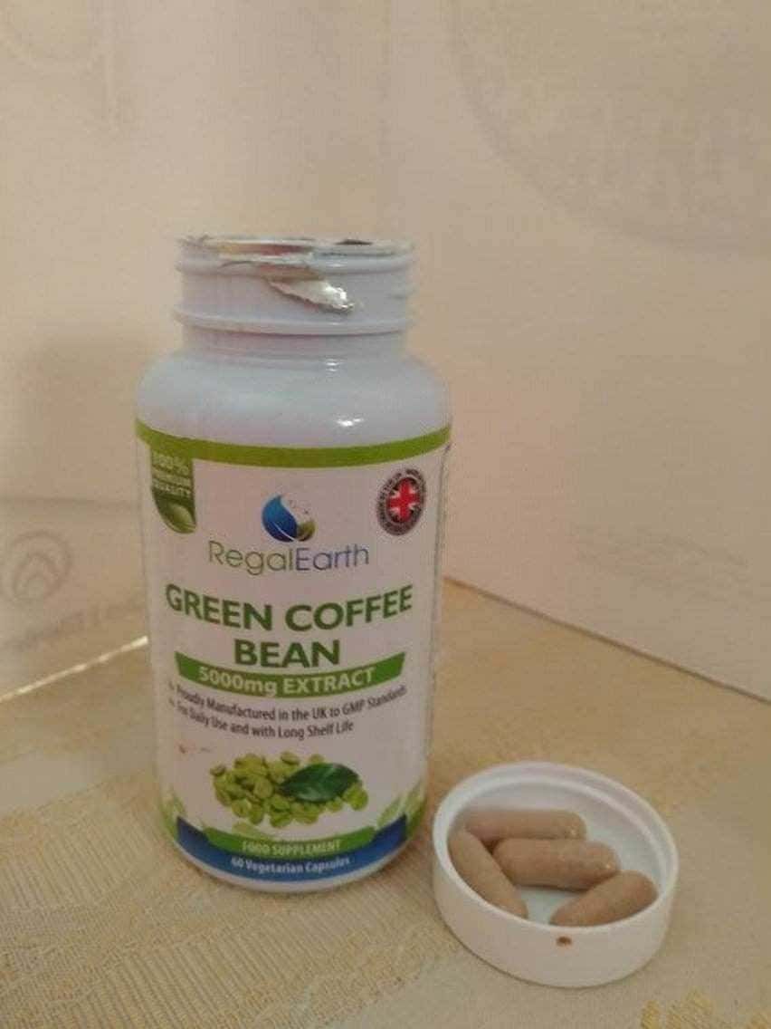 Integratore di capsule di estratto di fagioli di caffè verde, prodotto naturale e salutare per la perdita di peso e il benessere, proveniente dal Regno Unito, confezionato in bottiglia bianca con etichetta verde.