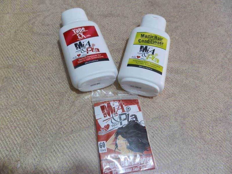 Mia e Pia Extensions Capelli Veri: Guida Completa 6 Bottiglie di trattamento per capelli e cappuccio protettivo per extension dei capelli, ideali per cura e styling dei capelli, su superficie beige.