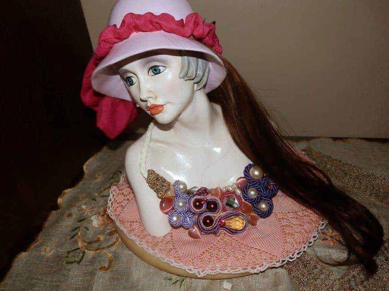 Mia e Pia Extensions Capelli Veri: Guida Completa 3 Acconciatura vintage con cappello rosa e collana colorata, oggetto decorativo di stile retrò, perfetto come porta gioie o pezzo d'arredo elegante. Perfetto esempio di decorazione d'interni dal fascino antico.