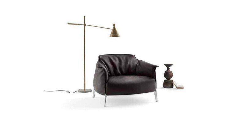 Sedia moderna in pelle nera con lampada da terra e vaso di design stile minimalista, arredamento di lusso per soggiorno o studio. Appunti sul blog, design di interni e tendenze dell’arredamento.