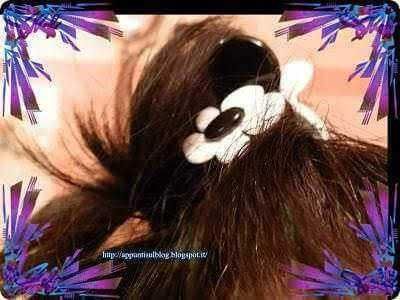 Fiocco per capelli con fiore decorativo per bambina, accessorio adorabile e carino per acconciature infantili. Ideale per feste, occasioni speciali e look giovanili.