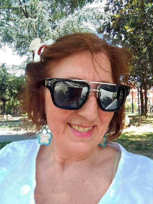 Abbigliamento estivo donna, occhiali da sole moda, sorriso, natura, park, accessori moda donne.