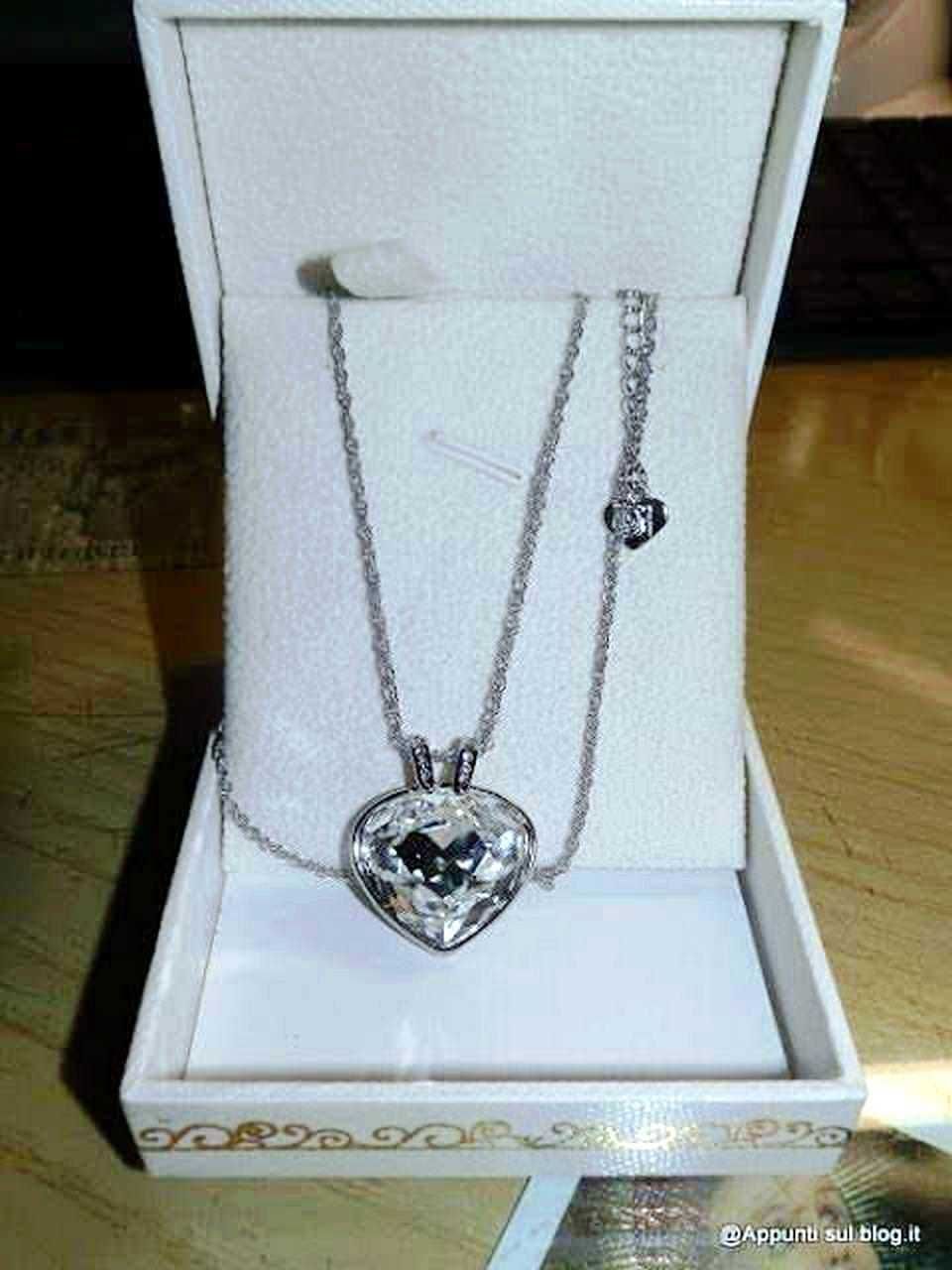 Collana con cuore di cristallo e pendente nero, in confezione regalo bianca decorata, perfetta come regalo romantico.