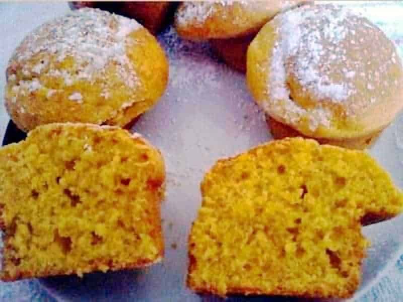 Profiteroles e muffin al limone con zucchero a velo, dolci fatti in casa, Ricetta dessert fresca e semplice, colazione o merenda. Immagine di dolci fatti in casa.