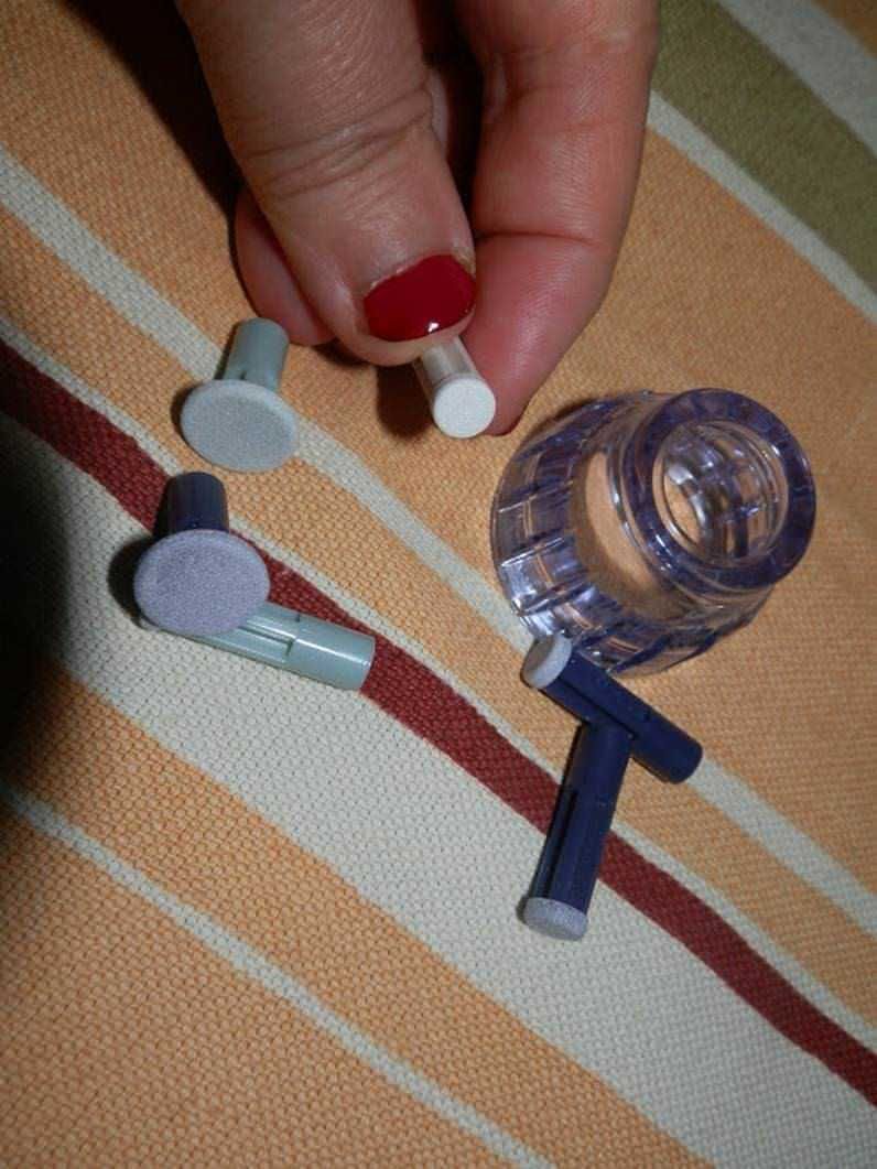 Insertatore di tamponi rapidi per test COVID-19 con flacone di soluzione e tamponi sterile, dispositivo medico per test diagnostici rapidi, strumenti per test molecolari e antigenici.