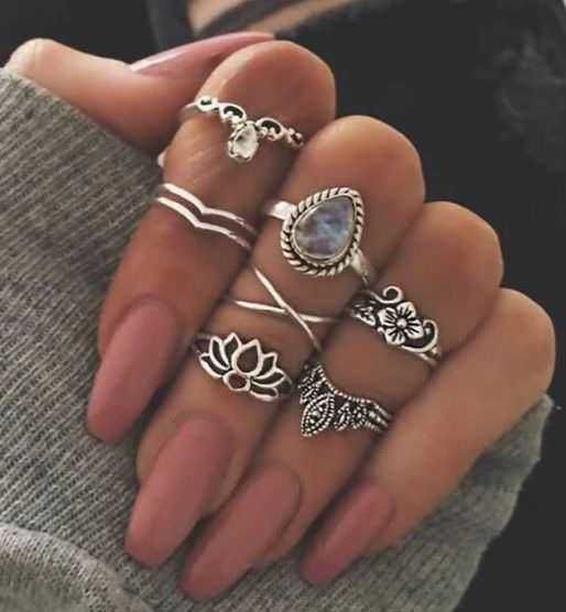 Braccialetti e anelli in argento, accessori alla moda, stile boho chic, gioielli eleganti, dettaglio moda donna, gioielli vintage, accessori trendy, gioielli con pietre semi preziose.