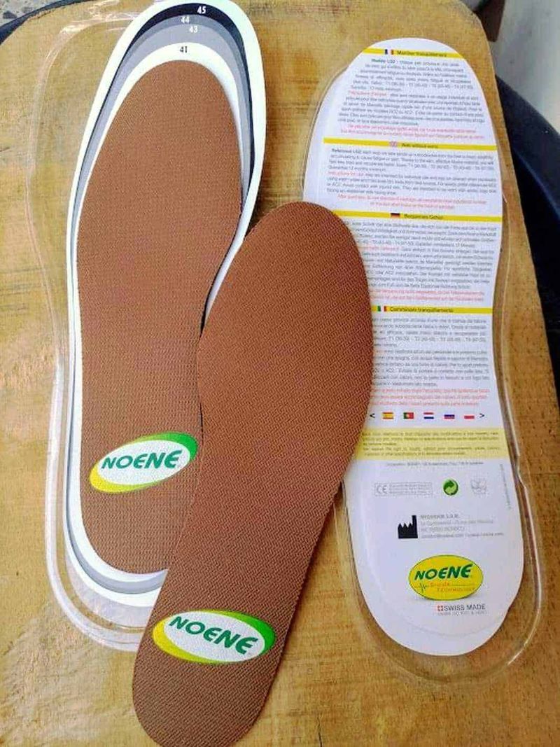 Solette antishock Noene in carbonio per ogni esigenza sportiva. 3 Scarpe ortopediche NOENE antiscivolo con suole in microcellulosa, ideali per persone con problemi ai piedi o alle articolazioni, offrono comfort e stabilità. Perfette per chi cerca supporto e benessere durante le attività quotidiane.