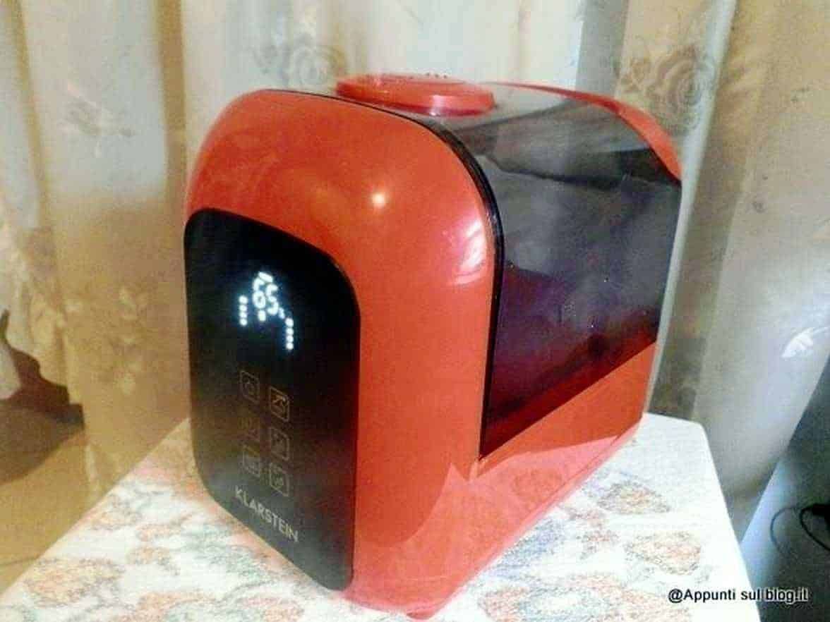 Risultato in stile futuristic e moderno di una macchina per il pane color rosso con schermo digitale e menu touch.